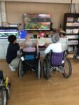 欣彰会　 大宮ナーシング・ピア

レクリエーションの様子

当施設では、レクリエーションの一環としてNintendo  Switchの「太鼓の達人」を楽しんでいます。音楽に合わせて「ドン❗️カッ‼️」とリズムよく🎵利用者様は真剣な表情で取り組まれ、笑顔や会話も自然と広がっています。

#介護老人保健施設　#高齢者リハビリ　#高齢者レクリエーション　#太鼓の達人