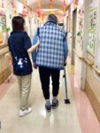 欣彰会 大宮ナーシング・ピア
当施設では、ご利用者様一人ひとりの身体状況や目標に合わせたリハビリを行っています。本日は、個別リハビリ(立ち上がりや歩行練習の様子)をご紹介します。
日常生活動作の維持・向上を目指しその方らしい生活が送れるよう、一人ひとりに寄り添いながら支援しています。
#介護老人保健施設 #リハビリ #在宅支援 #日常生活動作 #高齢者